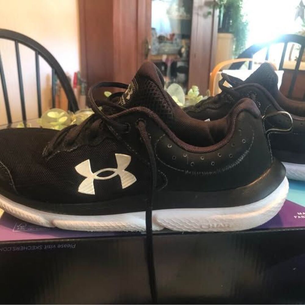 Ladies Under Armour Charged Assert 10 Running shoes sz 9.5